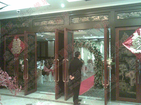 董洁潘粤明婚礼现场 中式的宴会厅正门